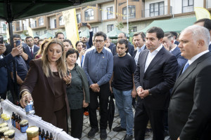 Kəlbəcərdə Bal Festivalı keçirilib