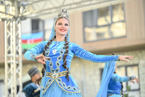 Kəlbəcərdə Bal Festivalı keçirilib