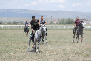 Nazir Məcnun Məmmədov Ağstafada təsərrüfatlara baş çəkib, Həzi Aslanov qəsəbəsinin sakinləri ilə görüşüb