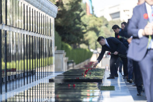 Kənd Təsərrüfatı Nazirliyinin kollektivi peşə bayramı münasibətilə Fəxri Xiyaban və Şəhidlər Xiyabanını ziyarət edib