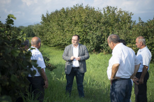 Nazir Məcnun Məmmədov Qax rayonunda təsərrüfatlara baş çəkib, fermerlərlə görüşüb