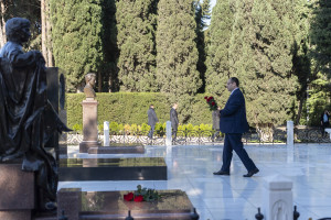 Kənd Təsərrüfatı Nazirliyinin kollektivi peşə bayramı münasibətilə Fəxri Xiyaban və Şəhidlər Xiyabanını ziyarət edib