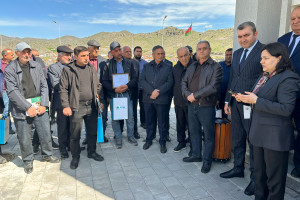 Laçının Zabux, Ağdərənin Həsənriz kəndlərinin və Xocavəndin Qırmızı Bazar qəsəbəsinin sakinləri ilə torpaqların əkin məqsədli istifadəyə verilməsinə dair icarə müqavilələri imzalanıb