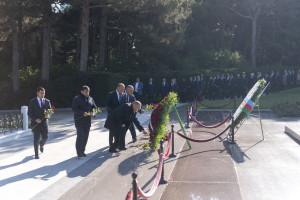 Kənd Təsərrüfatı Nazirliyinin kollektivi peşə bayramı münasibətilə Fəxri Xiyaban və Şəhidlər Xiyabanını ziyarət edib