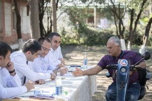 Nazir Məcnun Məmmədov Ağstafada təsərrüfatlara baş çəkib, Həzi Aslanov qəsəbəsinin sakinləri ilə görüşüb