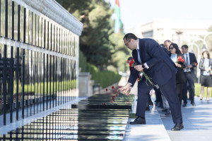 Kənd Təsərrüfatı Nazirliyinin kollektivi peşə bayramı münasibətilə Fəxri Xiyaban və Şəhidlər Xiyabanını ziyarət edib