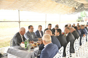 Nazir Məcnun Məmmədov Saatlıda pambıq yığımı prosesində iştirak edib, fermerlərlə görüşüb
