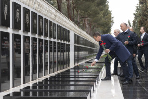 Azərbaycan-Latviya hökumətlərarası komissiyasının üzvləri Fəxri Xiyaban, Şəhidlər Xiyabanı və Zəfər parkını ziyarət ediblər