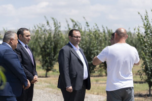 Nazir Məcnun Məmmədov Ağstafada təsərrüfatlara baş çəkib, Həzi Aslanov qəsəbəsinin sakinləri ilə görüşüb