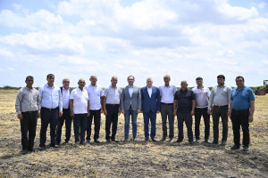 Nazir Məcnun Məmmədov Sabirabadda taxıl biçinində iştirak edib, fermerlərlə görüşüb