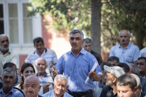 Nazir Məcnun Məmmədov Ağstafada təsərrüfatlara baş çəkib, Həzi Aslanov qəsəbəsinin sakinləri ilə görüşüb