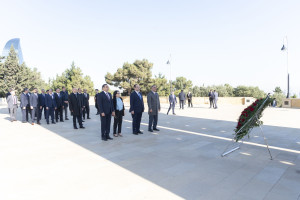 Kənd Təsərrüfatı Nazirliyinin kollektivi peşə bayramı münasibətilə Fəxri Xiyaban və Şəhidlər Xiyabanını ziyarət edib