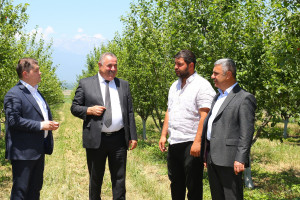 Elm, təhsil və insan resursları şöbəsinin müdiri İlham Süleymanov Oğuzda vətəndaşları qəbul edib, təsərrüfatlara baş çəkib