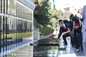 Kənd Təsərrüfatı Nazirliyinin kollektivi peşə bayramı münasibətilə Fəxri Xiyaban və Şəhidlər Xiyabanını ziyarət edib