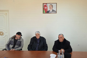 Kənd təsərrüfatı nazirinin müavini Zaur Əliyev Salyanda vətəndaşları qəbul edib